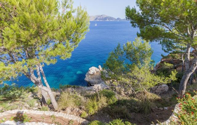 Sea front estate for sale in Pollensa bay, Mallorca