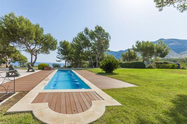 Sea front estate for sale in Pollensa bay, Mallorca