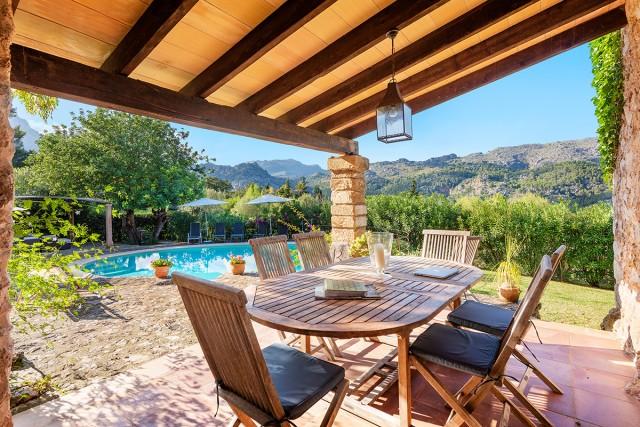 Traditional country property with rental license for sale in Pollensa, Mallorca