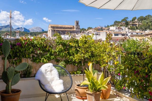 Unique opportunity: Lovely town house with superb patio and small pool for sale in Pollensa, Mallorca  