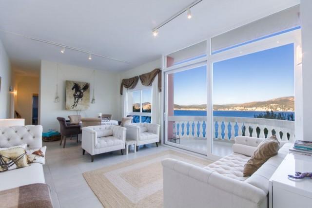 Preciosa villa en primera línea con acceso directo al mar en venta en Santa Ponsa, Mallorca