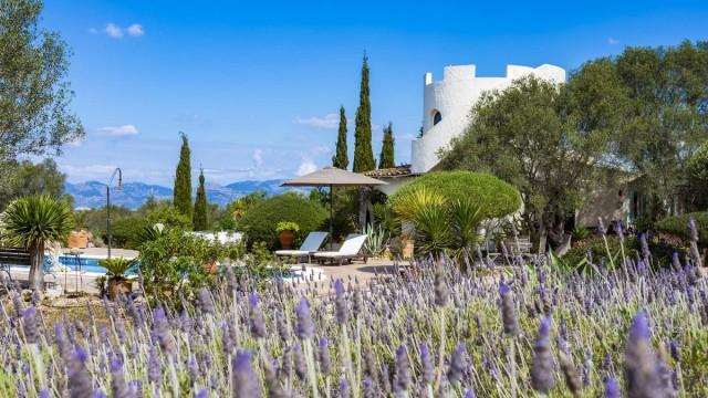 Villa in the countryside for sale with spectacular views over the sea in Marratxi, Mallorca