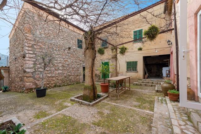 Semi-detached country house for sale in the north of Andratx, Mallorca