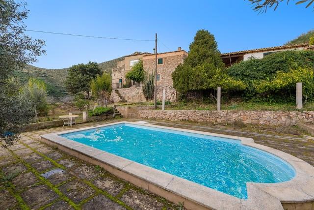Semi-detached country house for sale in the north of Andratx, Mallorca
