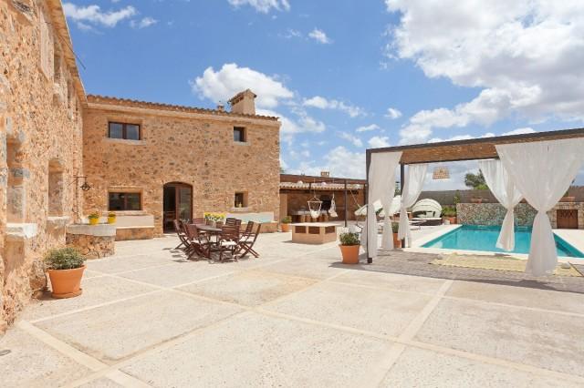 Elegantly renovated country home with pool for sale in Biniali, Mallorca
