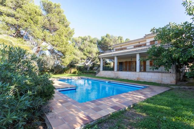 Amplia casa familiar con vistas al mar, en venta en Cala Blava, Mallorca
