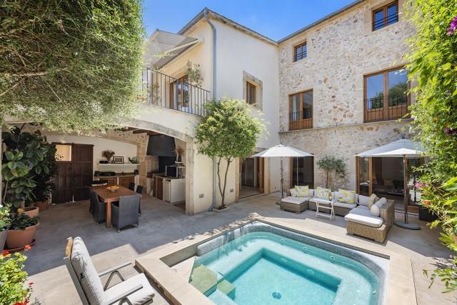 Splendid, completely reformed town house for sale in Pollensa, Mallorca