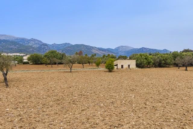 Country plot with fabulous mountain views, for sale in Selva, Mallorca