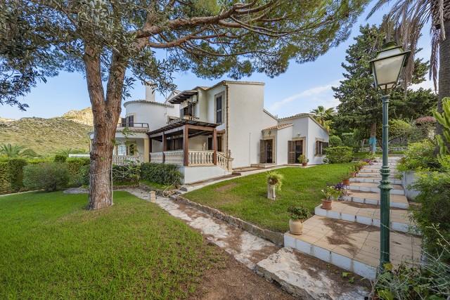 Sea view villa for sale in sought-after area of Alcudia, Mallorca