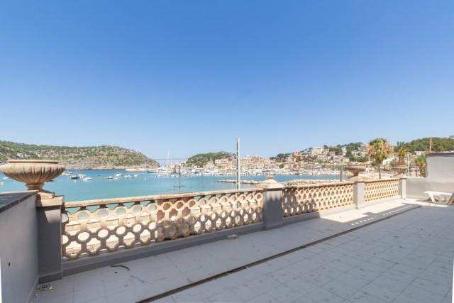 Casa en primera línea de playa para renovar en venta en el Puerto de Soller, Mallorca