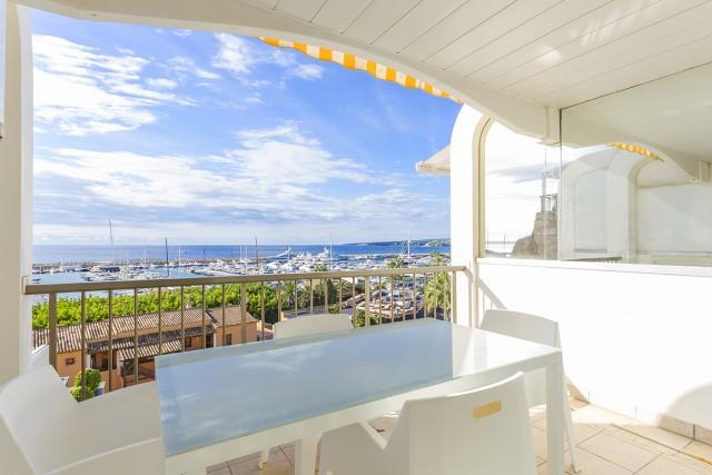 Apartamento renovado con vistas al mar en venta en Puerto Portals, Mallorca 