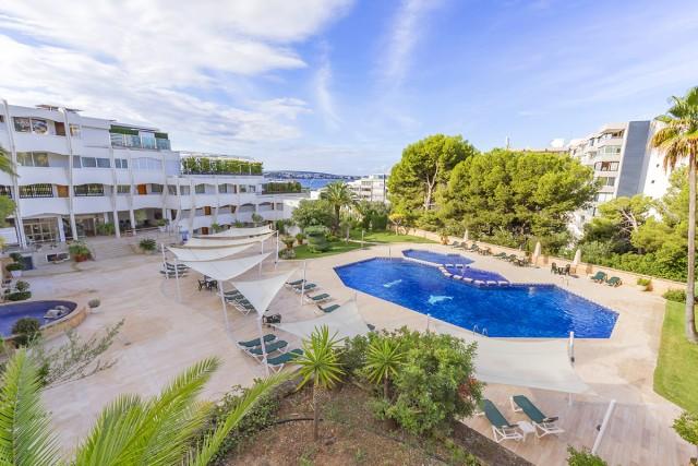 Apartamento renovado con vistas al mar en venta en Puerto Portals, Mallorca 