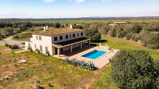 Rustic finca for sale on a large plot with private pool in Santanyí, Mallorca