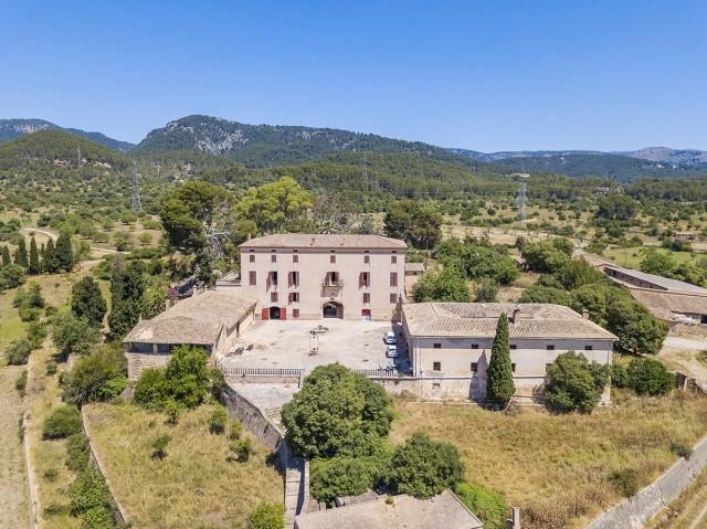 Amplia finca con casa señorial histórica en venta en Establiments, Mallorca