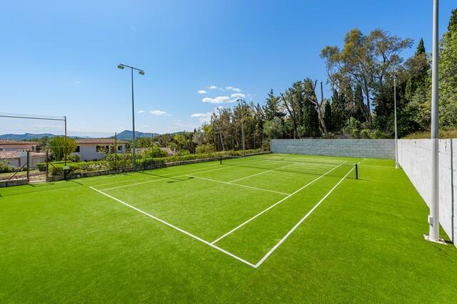 Luxusvilla mit Feriengenehmigung und Tennisplatz kaufen in Pollensa, Nord-Mallorca