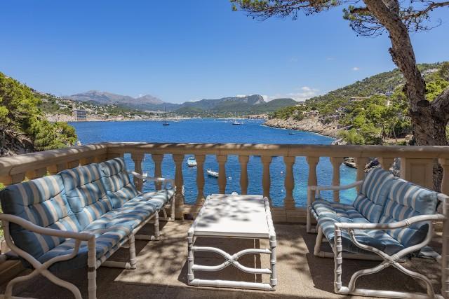 Impresionante villa en primera línea de mar con cobertizo para botes en venta en Puerto Andratx, Mallorca