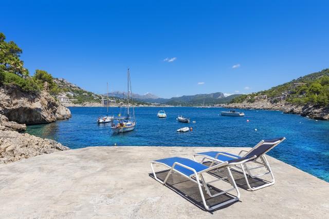 Impresionante villa en primera línea de mar con cobertizo para botes en venta en Puerto Andratx, Mallorca
