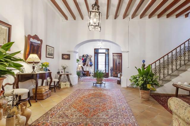 Encantadora casa de pueblo con jardín privado, en venta en Alaró, Mallorca 