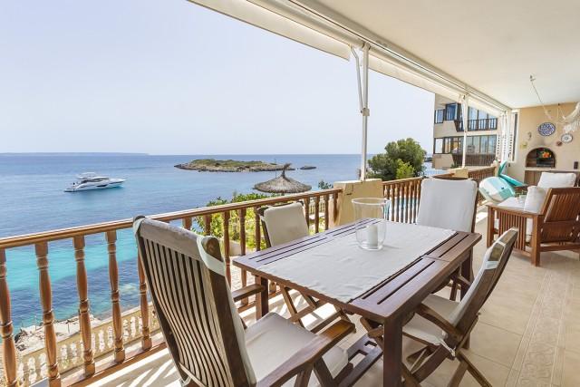Frontline apartment with direct sea access for sale in Illetas, Mallorca