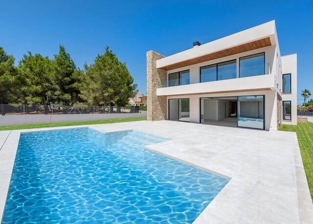 Moderne Luxusvilla kaufen in Strandnähe in Puerto Pollensa, Mallorca
