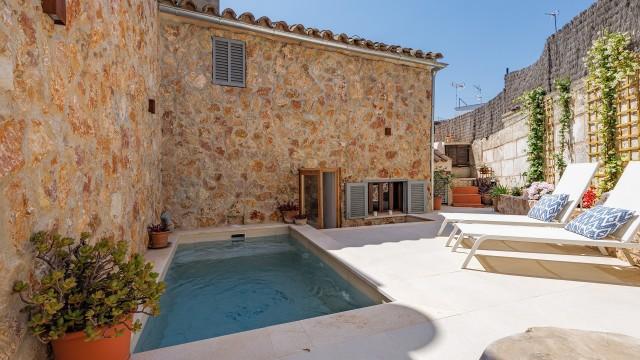 Stone-built village house with plunge pool for sale in the centre of Pollensa, Mallorca