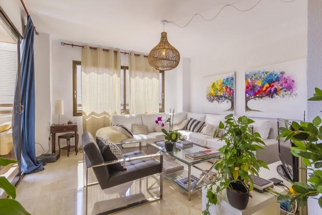 Centrally located apartment with sea views for sale in Palma, Malloca