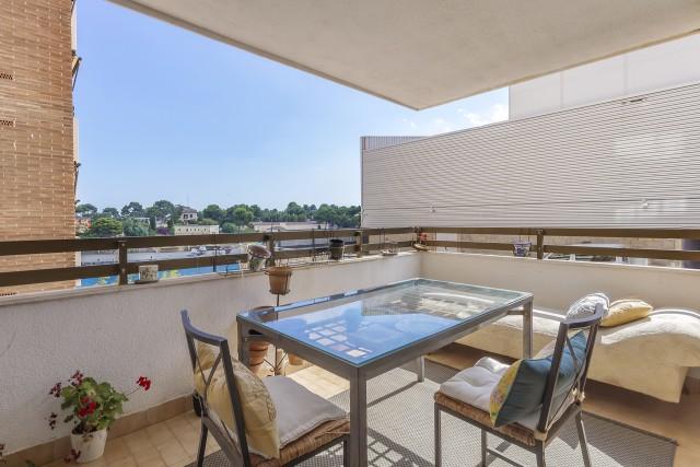 Centrally located apartment with sea views for sale in Palma, Malloca
