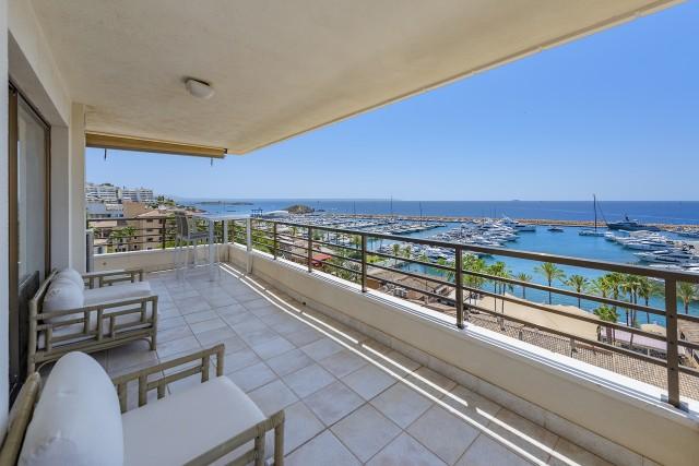 Inmaculado apartamento en venta con vistas al puerto deportivo en Puerto Portals, Mallorca