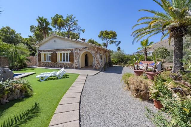 Detached villa for sale with holiday rental license close to the beach in Alcudia, Mallorca
