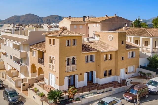 Espaciosa casa familiar con amplia terraza en venta en Puerto Alcudia, Mallorca