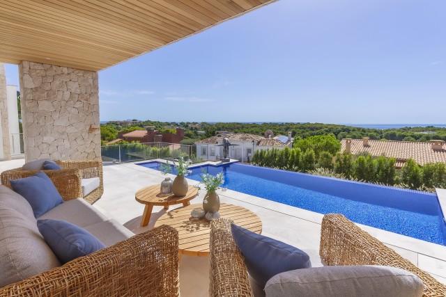 Villa moderna renovada con piscina y vistas panorámicas al mar en Bendinat, Mallorca