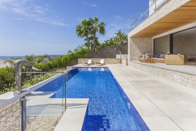 Villa moderna renovada con piscina y vistas panorámicas al mar en Bendinat, Mallorca