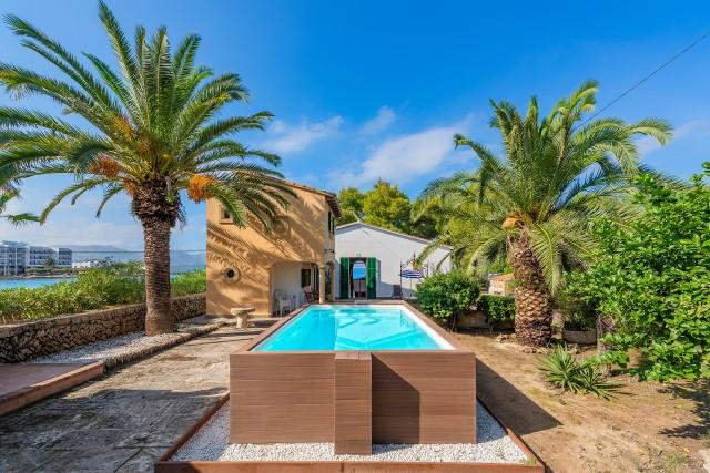 Increíble villa en primera línea con licencia de vacaciones en venta en Alcudia, Mallorca