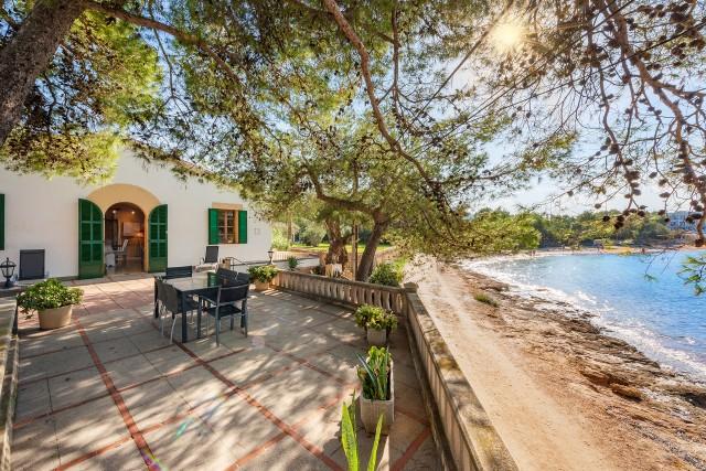 Incredible frontline villa with holiday license for sale in Manresa, Alcudia