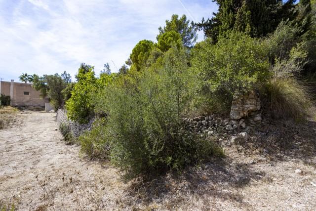 Residential building plot with mountain views for sale in the village of Galilea, Mallorca