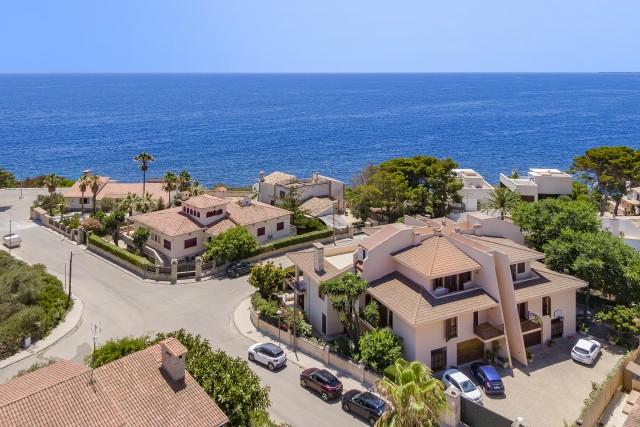 Stunning sea view villa with pool and holiday rental license for sale in Porto Cristo, Mallorca east