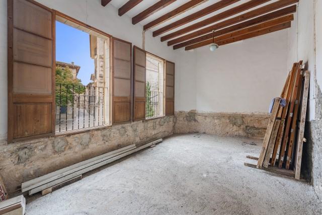 Excellent town house reform project for sale in the heart of Pollensa, Mallorca