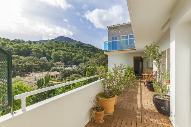 Chic apartment with a business premises for sale in Cala San Vicente, Mallorca