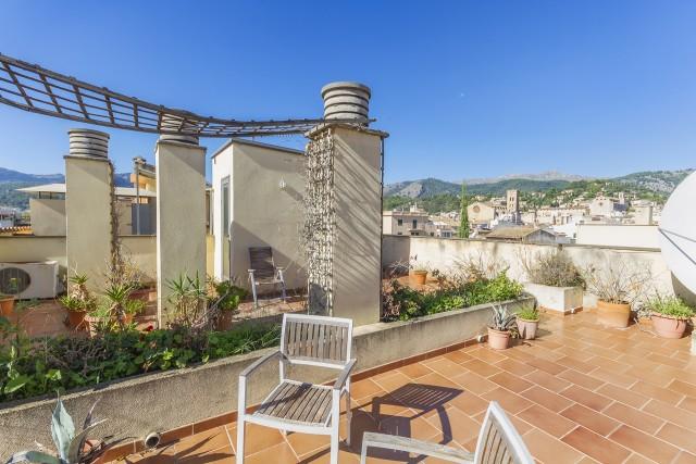 Penthouse apartment with private roof terrace for sale in Pollensa, Mallorca