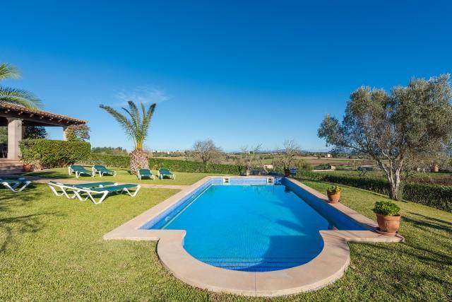 Country villa with holiday license and pool for sale in Santa Margalida, Mallorca