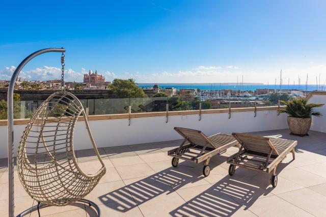 Penthouse with private roof terrace and sea views for sale in Santa Catalina, Palma
