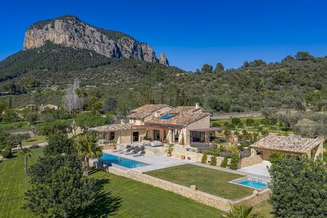 Finca contemporánea con piscina y vistas panorámicas a la montaña en venta en Alaró, Mallorca