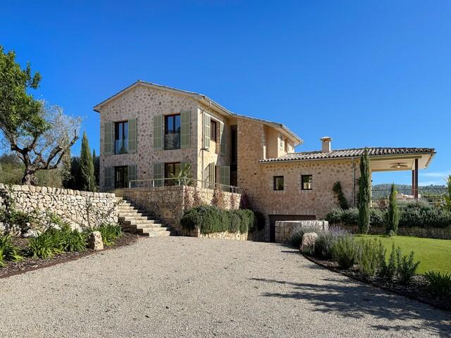 Finca contemporánea con piscina y vistas panorámicas a la montaña en venta en Alaró, Mallorca