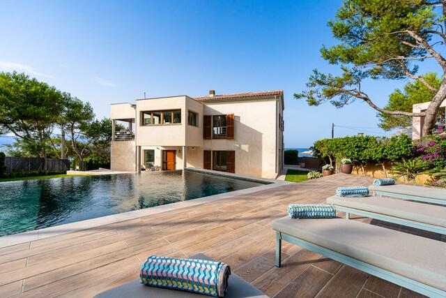 Incredible seafront villa for sale in the picturesque north of Mallorca with beach access