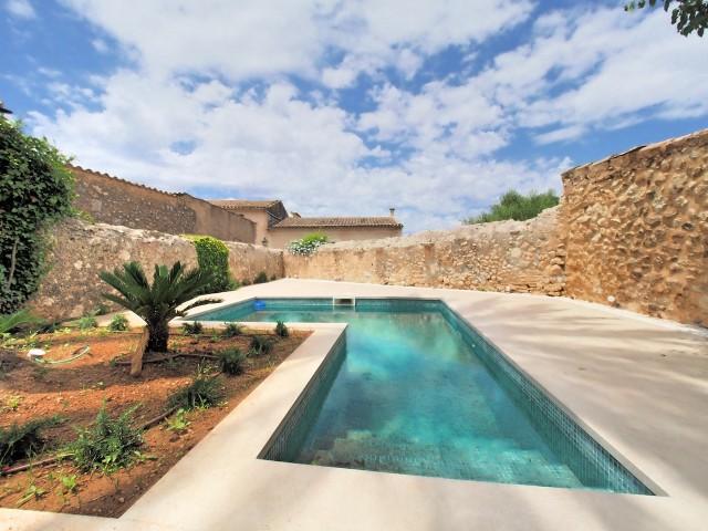 Hotel boutique recientemente renovado con licencia de explotación en vigor, en venta en Sineu, Mallorca