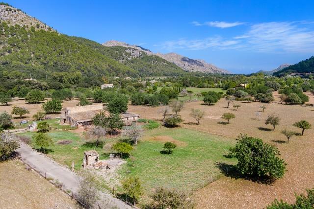 95 Hektar großes Grundstück mit bestehender Finca kaufen in Pollensa, Mallorca