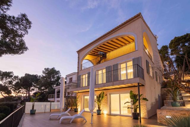 Villa frente al mar a la venta en una zona exclusiva de Alcudia, Mallorca