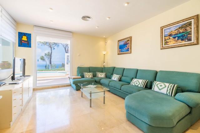 Villa with rental license for sale on the seafront in Bahía Azúl, Mallorca