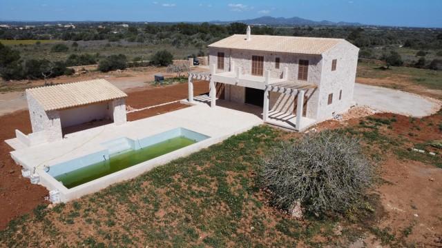 New finca with panoramic views for sale in the countryside near Santanyi, Mallorca