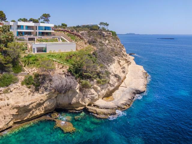 Spectacular frontline villa for sale in Sol de Mallorca